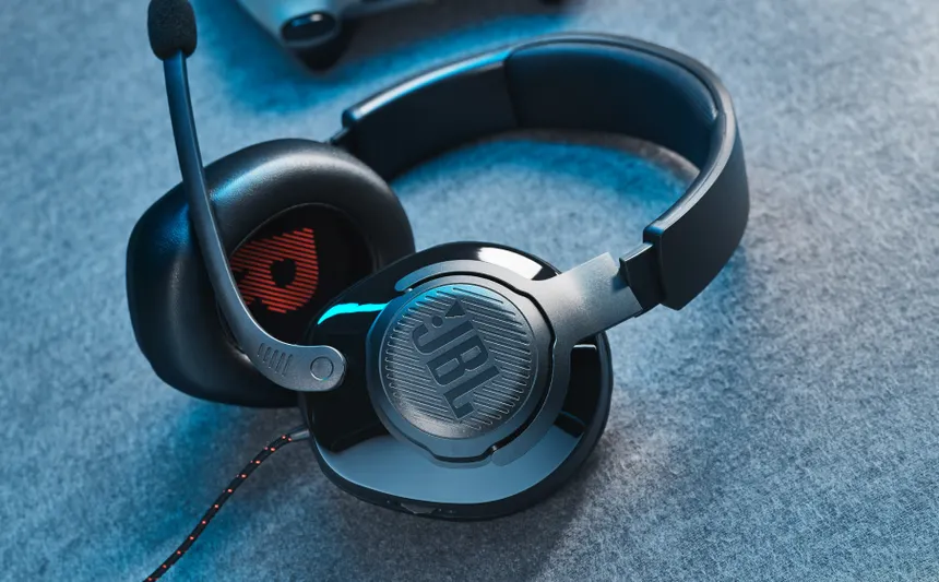 jbl quantum200 300 lifestyle2